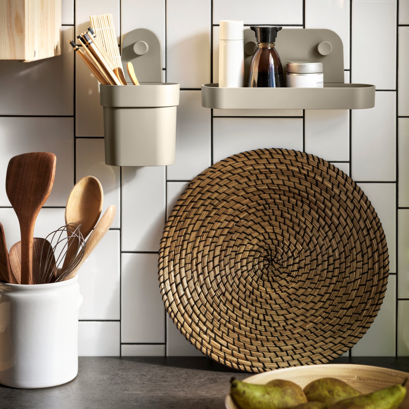 Una sección de pared de cocina equipada con un recipiente ÖBONÄS con ventosas y un estante de pared ÖBONÄS con ventosas.