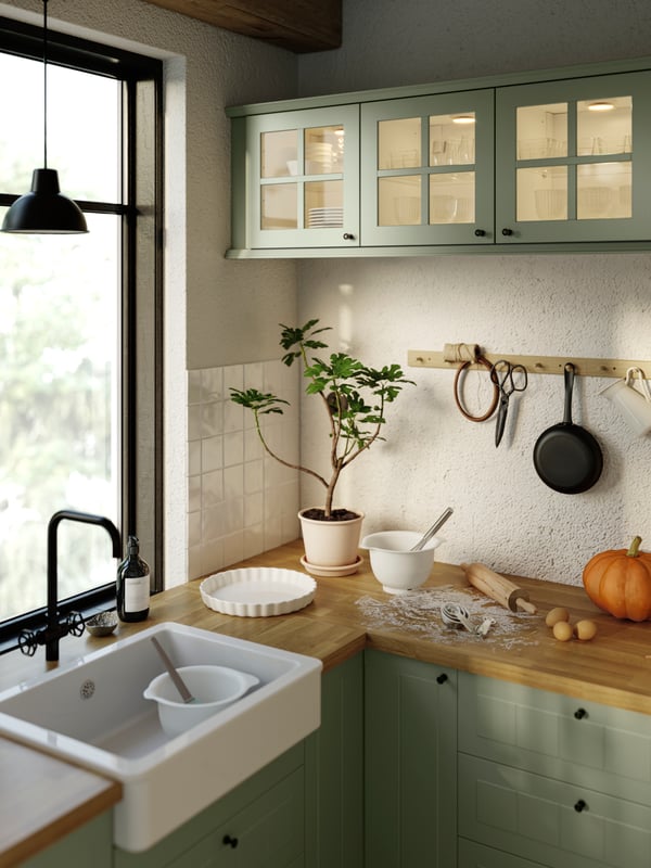 SÄLJAN worktop in oak in a kitchen setting featuring a HAVSEN sink bowl and METOD drawers.