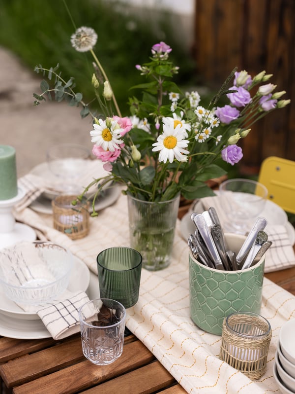 Pretty midsummer flowers are placed in the centre of the midsummer table.