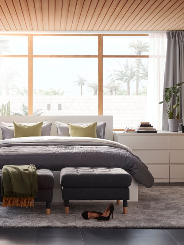 Un pot de plantes BOYSENBÄR gris clair pour l'intérieur et l'extérieur dans la chambre à coucher