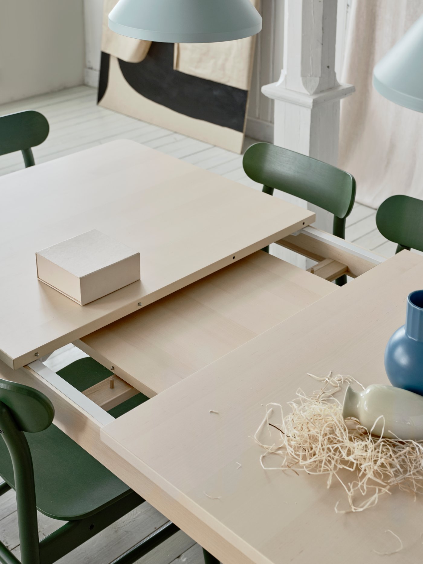 A green RÖNNINGE chair in the dining room