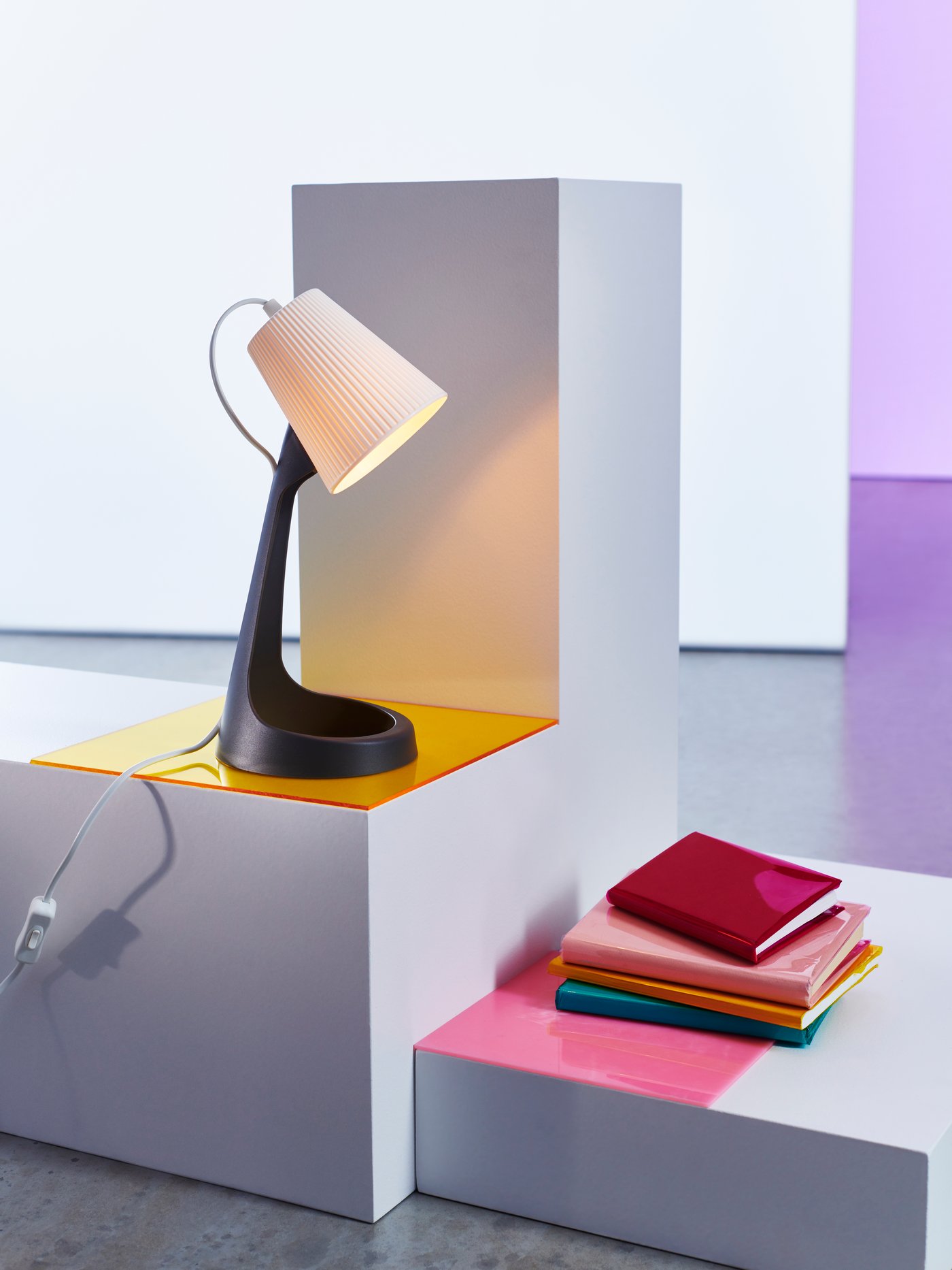 Schreibtischlampe mit verstellbarem Arm und schwarzem Metallfuß für eine direkte, blendfreie Beleuchtung.