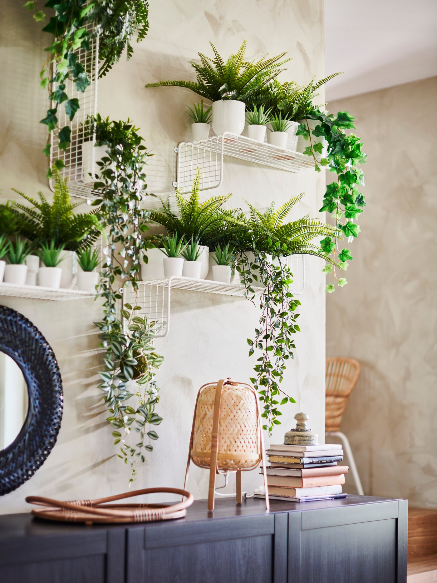 Dos plantas FEJKA y una SVENSHULT en repisas y maceteros blancos.