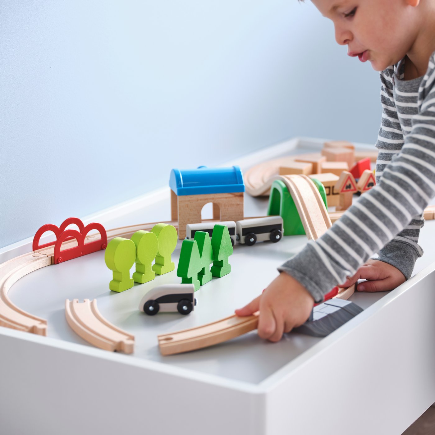 A LILLABO 45-piece train set with rail