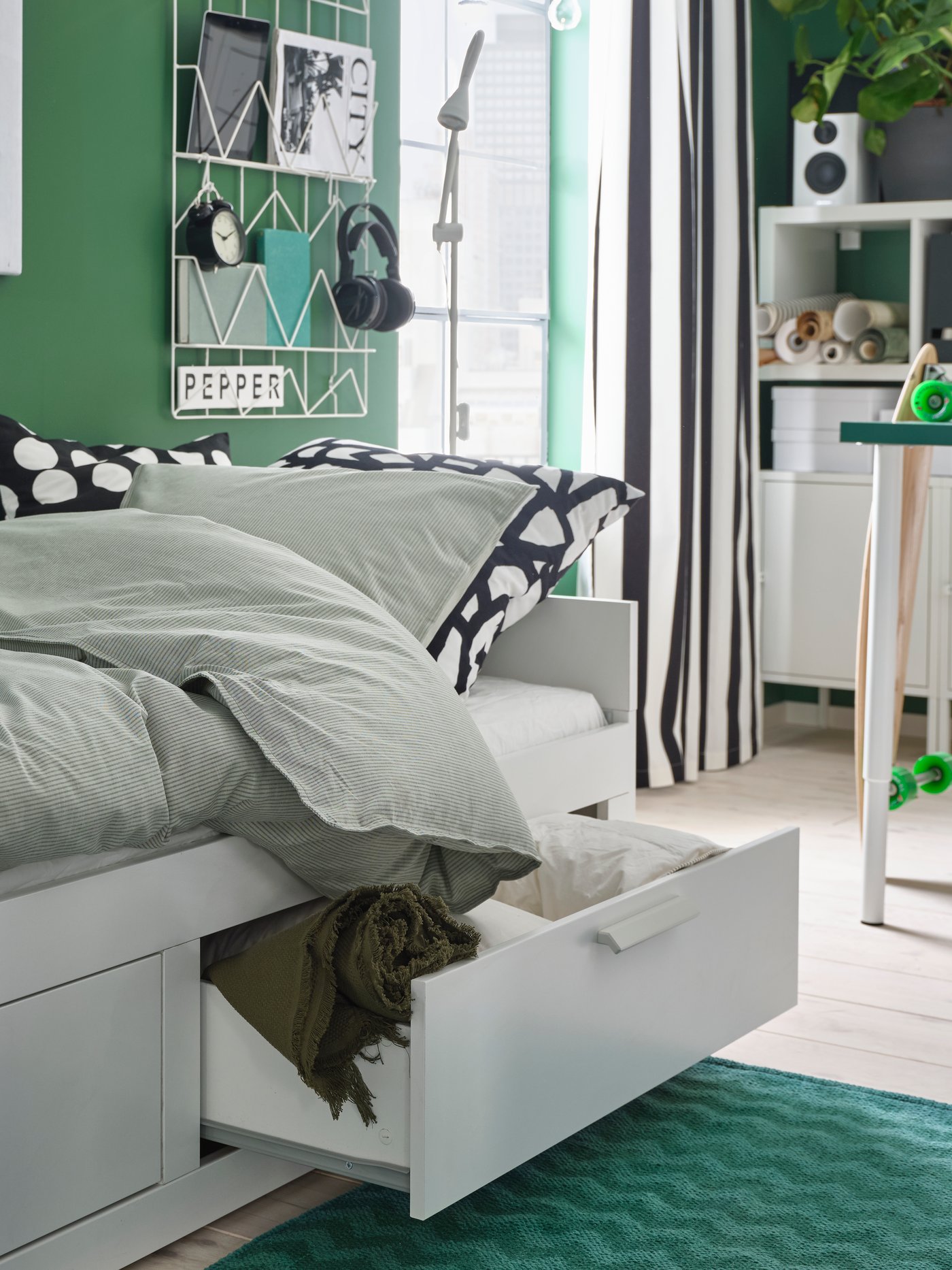 A zigzag pattern green BREDEVAD rug, flatwoven in the bedroom