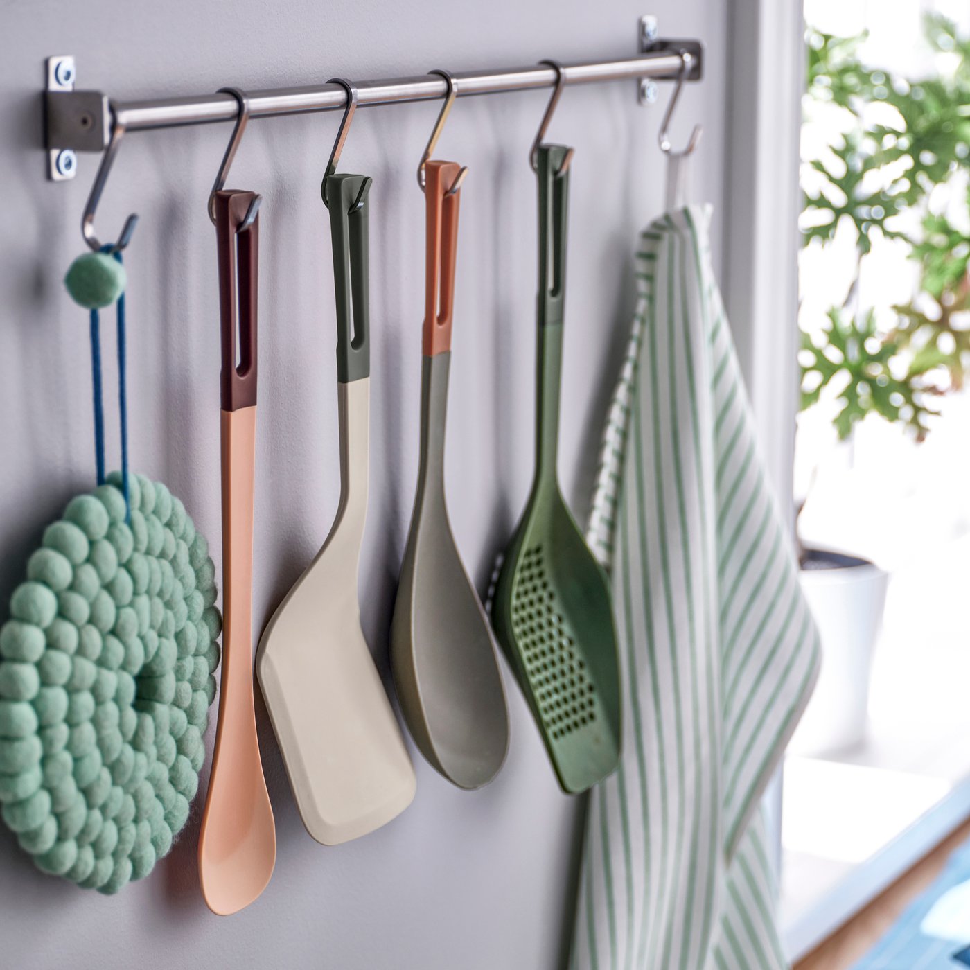 A light orange/dark red KNORRHANE spoon for cooking