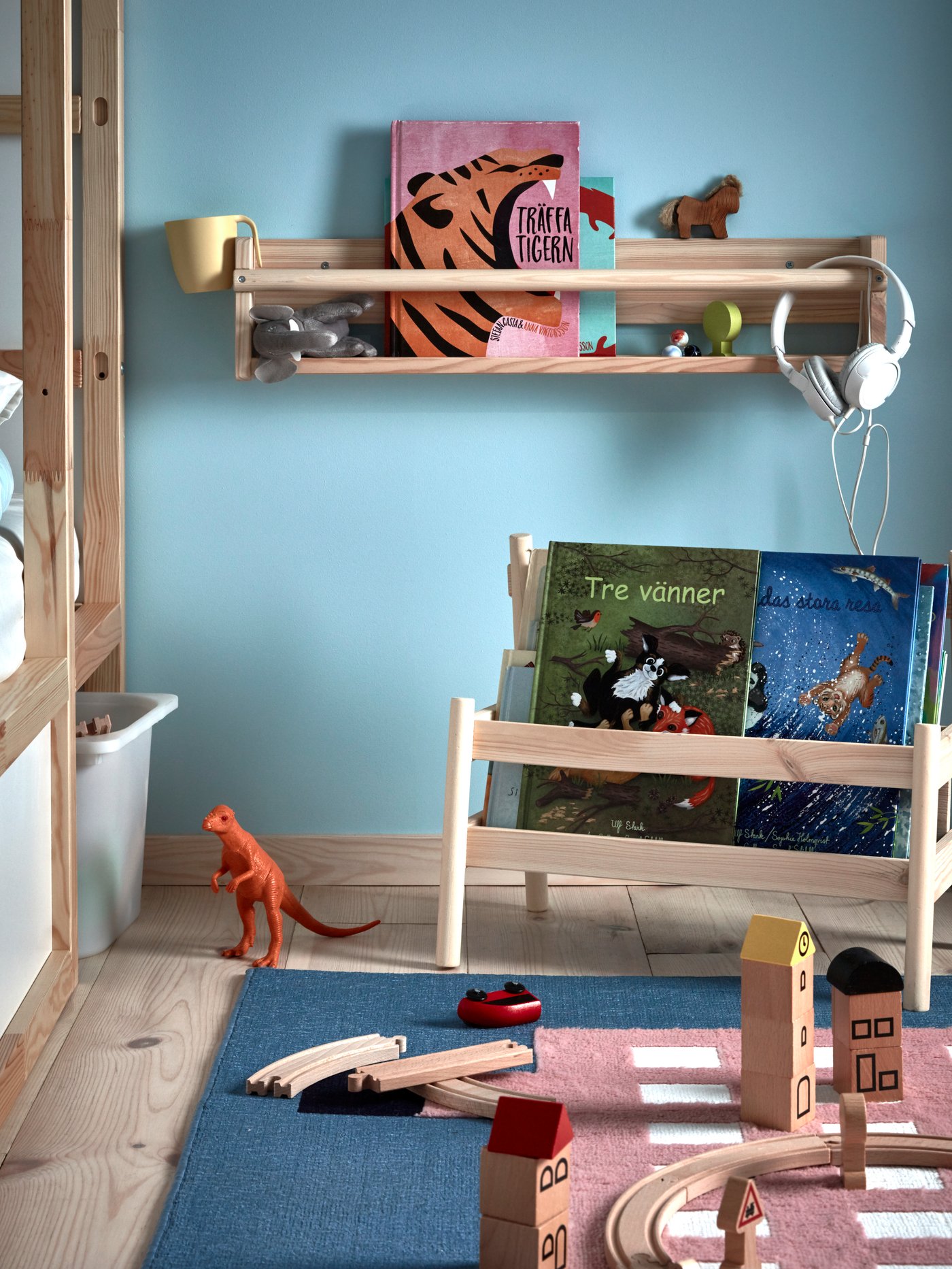 FLISAT book display and wall storage for children