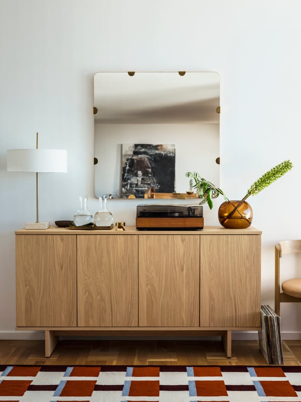 A white textile/brass-plated STOCKHOLM 2025 table lamp