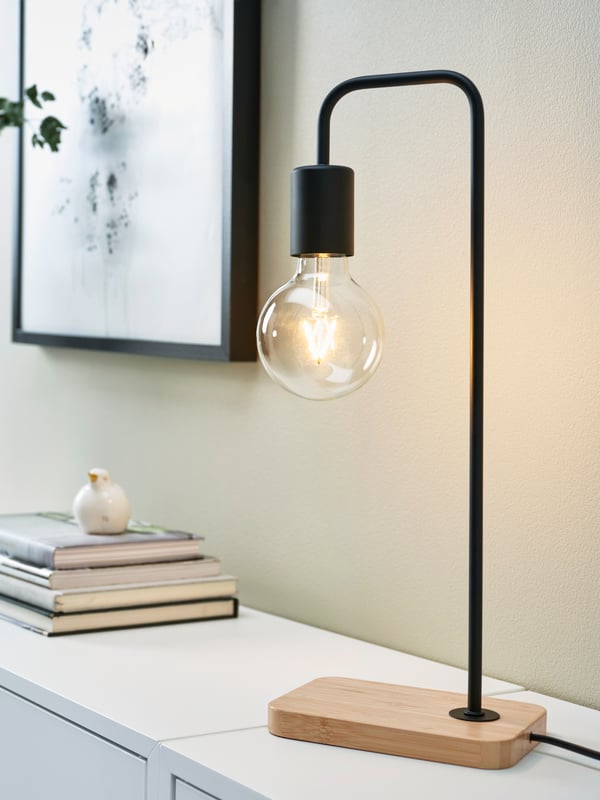 Lámpara TVÄRHAND sobre muebles blancos.