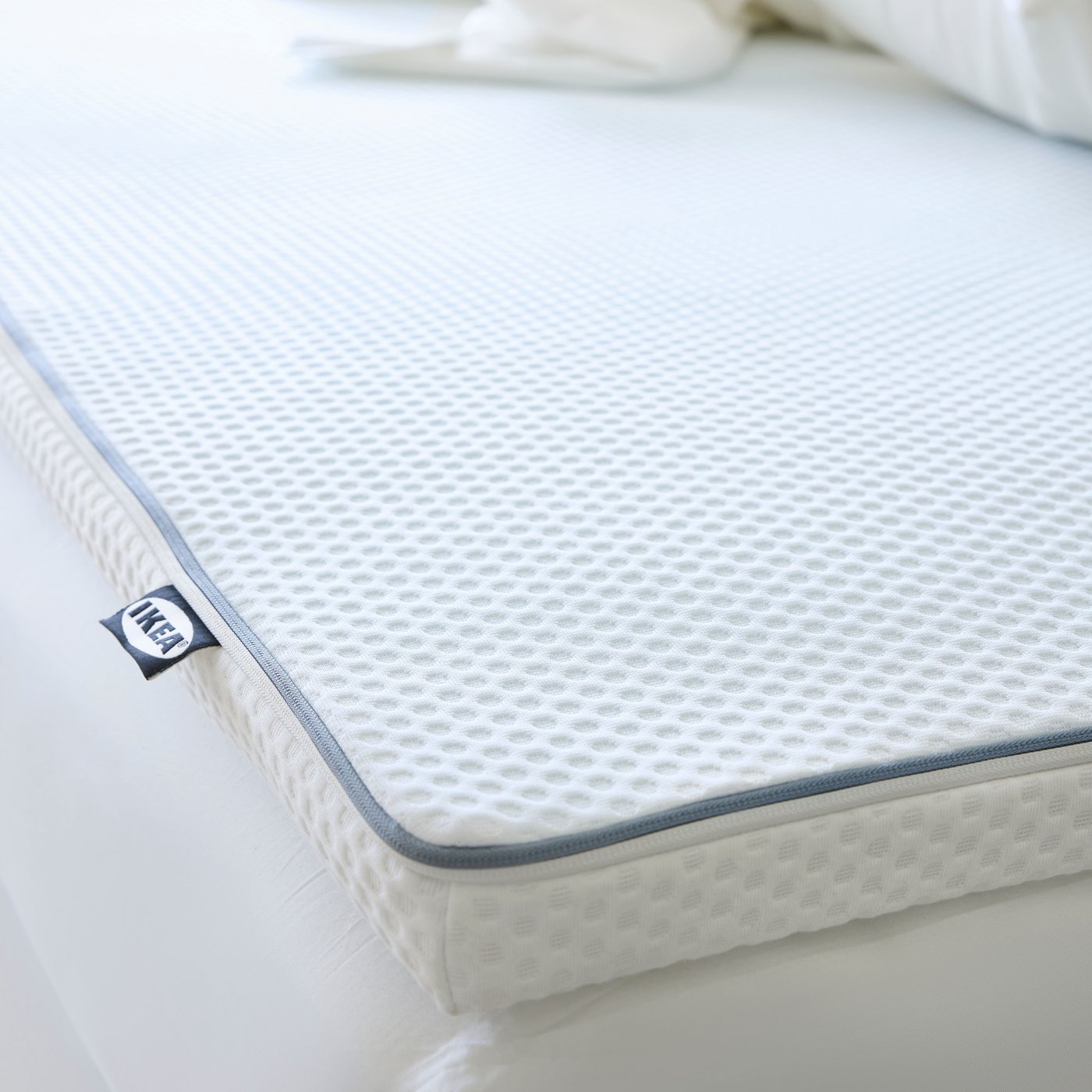 A white NÄSTABERG mattress pad in the bedroom