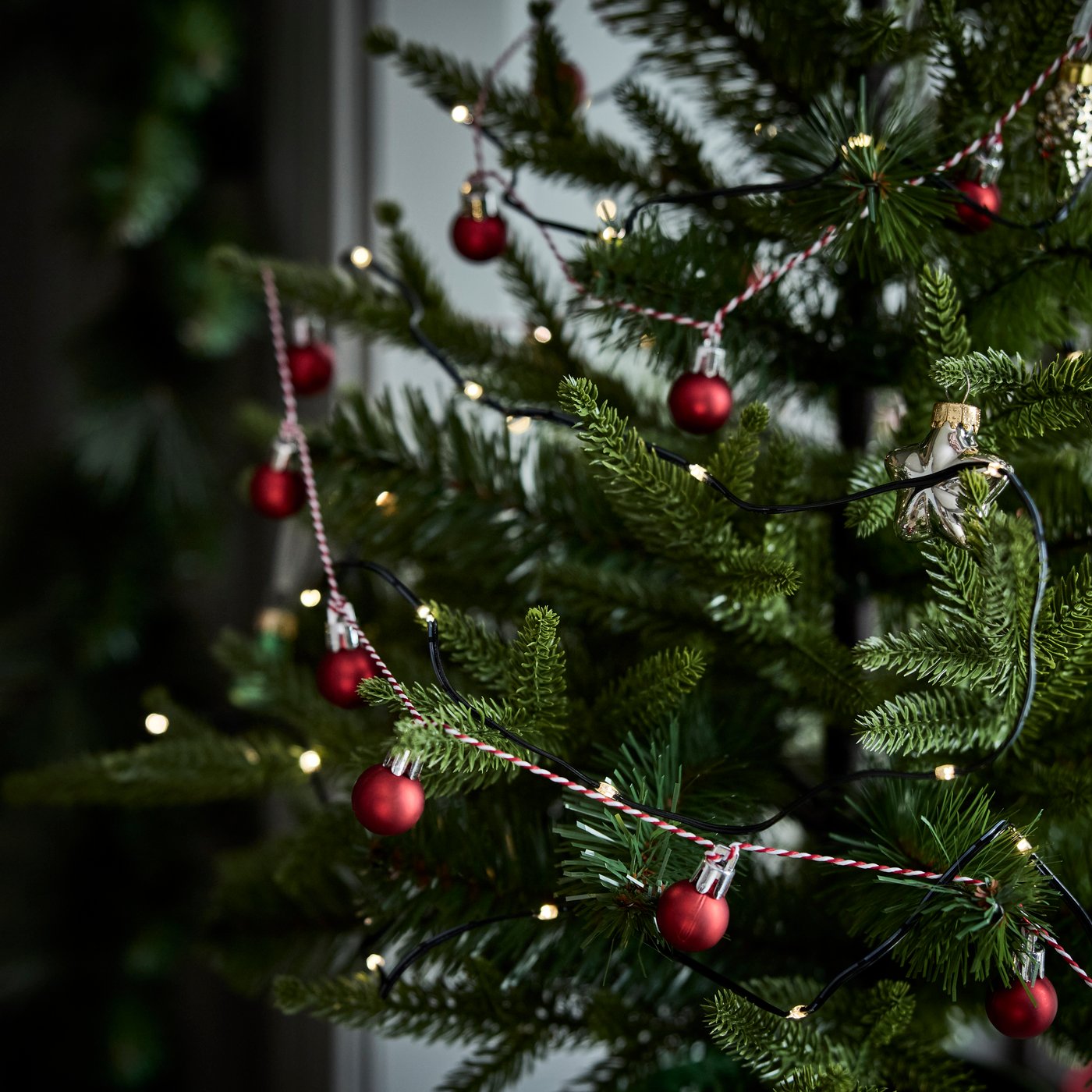 An in/outdoor green VINTERFINT artificial Christmas tree