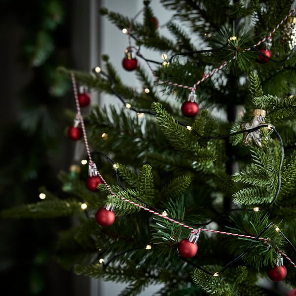 An in/outdoor green VINTERFINT artificial Christmas tree