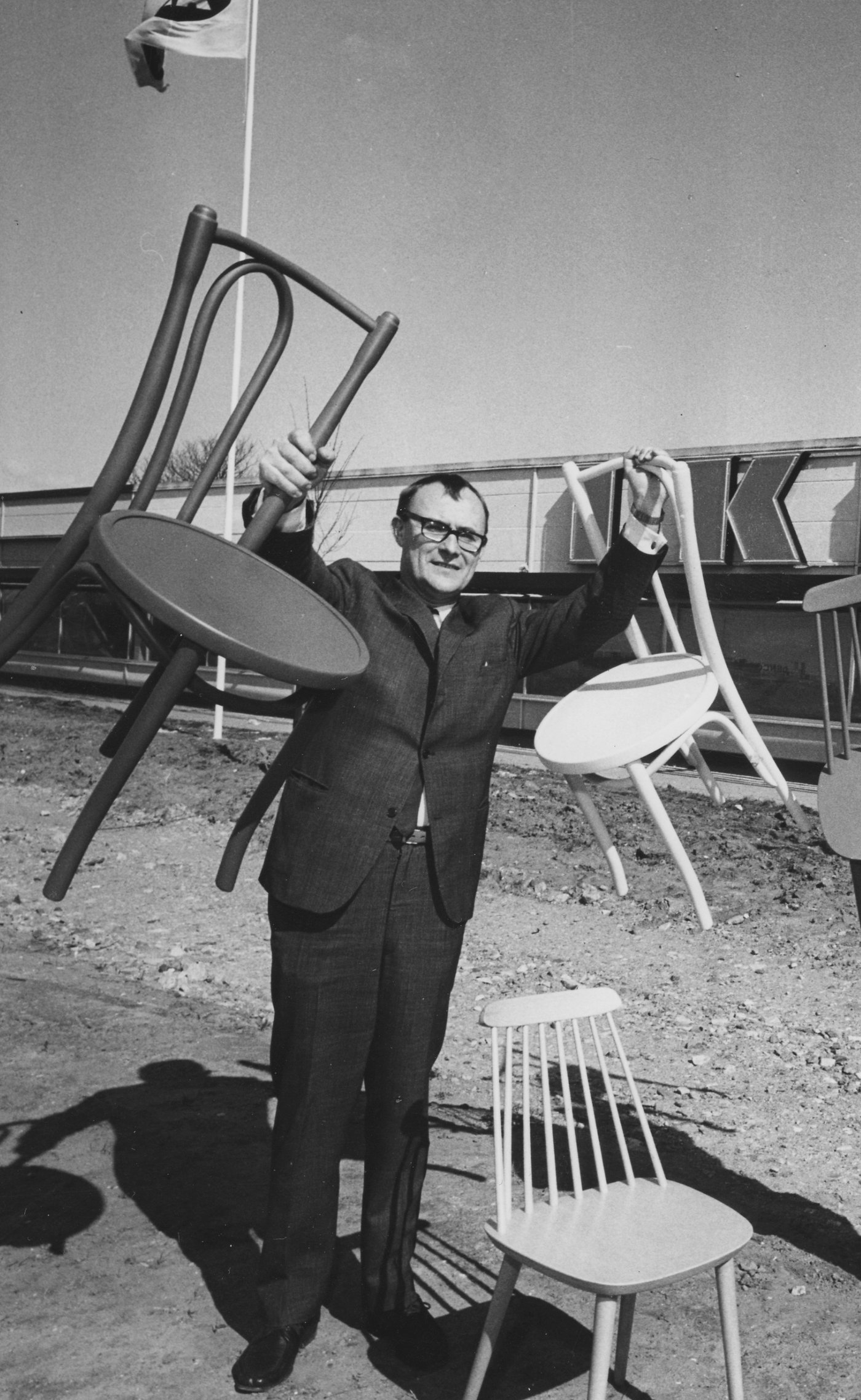 Ingvar Kamprad holding chairs