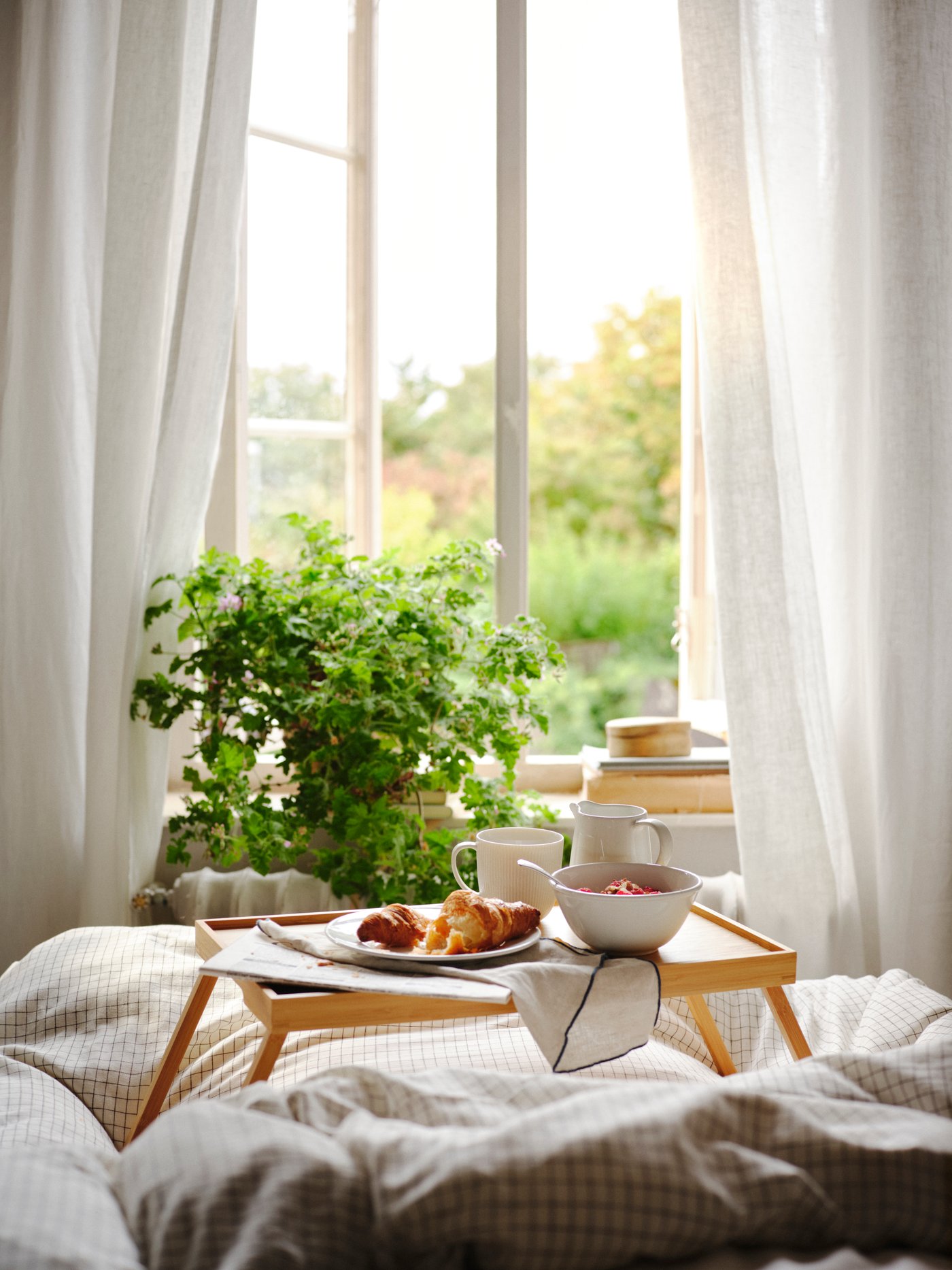 A bamboo RESGODS bed tray