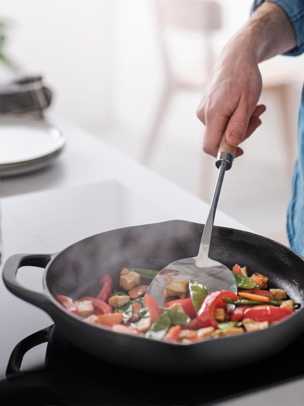 A stainless steel/beech VARDAGEN wok spatula