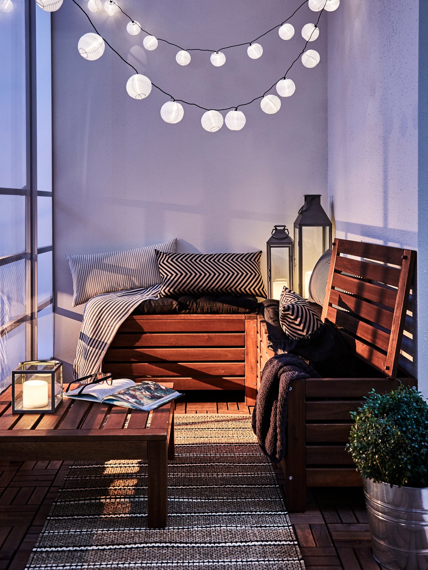 An outdoor solar-powered/ball white SOLARVET LED lighting chain with 24 lights outside
