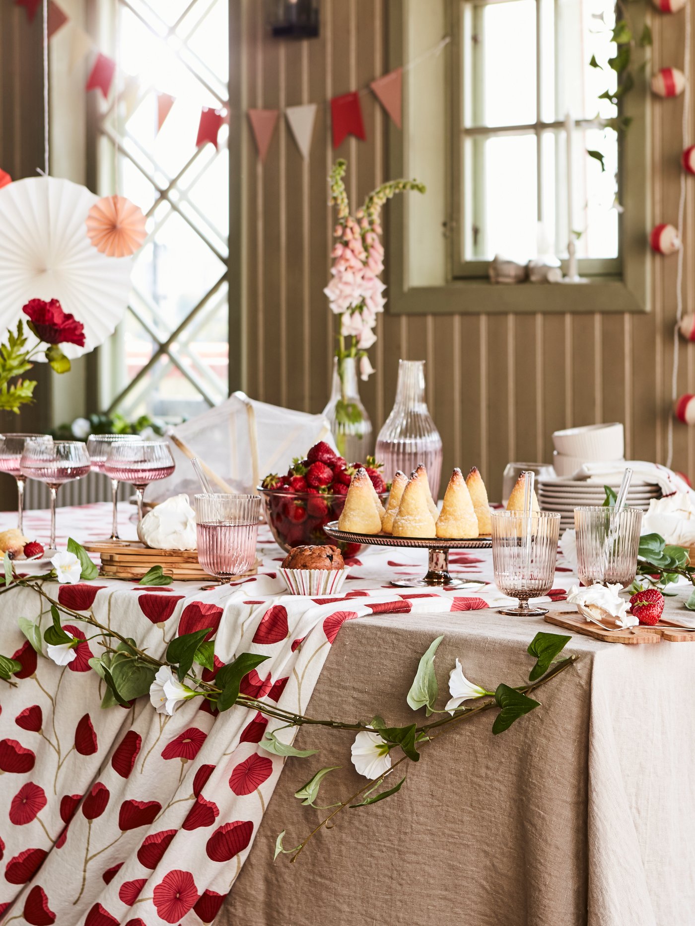 A white/red ANLEDNING tablecloth