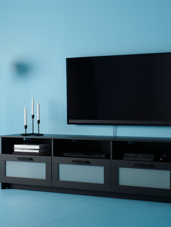 Detalle de un mueble para TV BRIMNES negro.