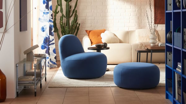 A Gunnared dark blue LILLESÄTER pouffe in the living room