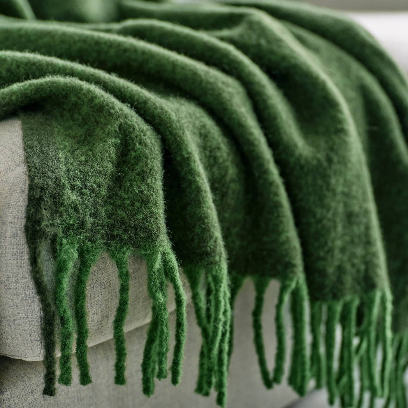 Close up on KLIPPOXEL green blanket.