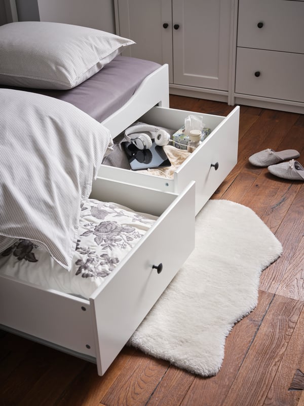 A white/light grey PRAKTBRÄCKA cushion in the bedroom