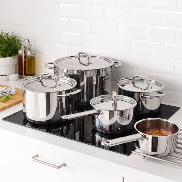 Ein 9-teiliges Kochgeschirr-Set aus Edelstahl IKEA 365+