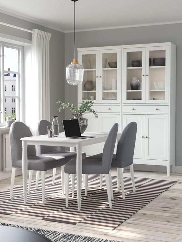 Un juego de comedor DANDERYD.