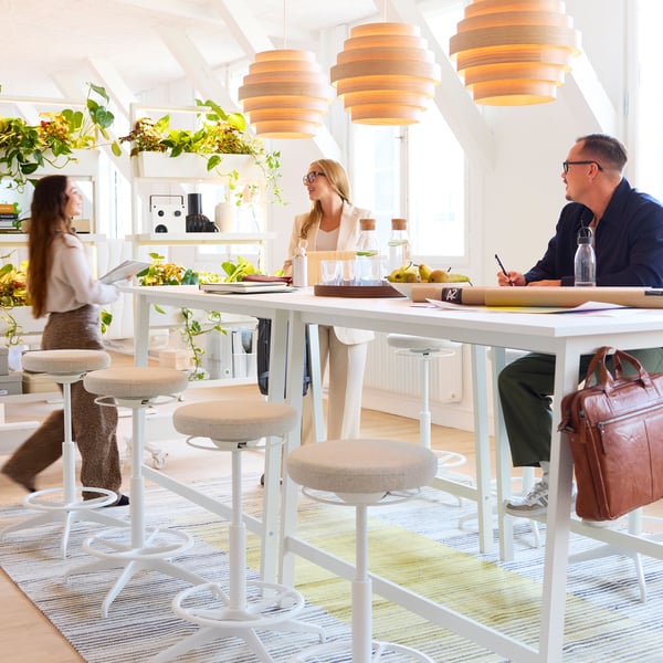 A Gunnared beige LIDKULLEN active sit/stand support in the home office