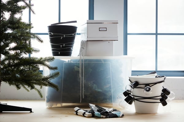 Une boîte SMÅRASSEL blanche avec couvercle