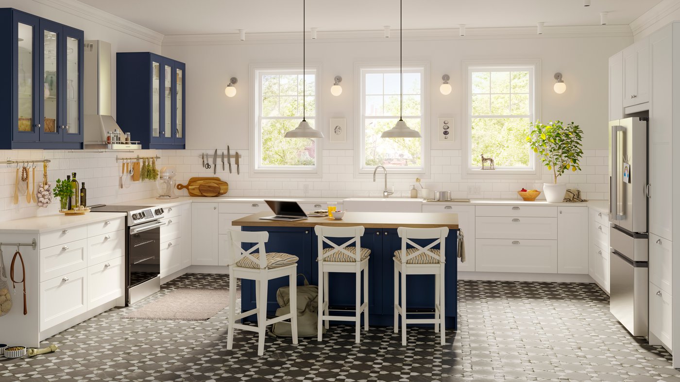 Una cocina blanca con una mesa con sillas