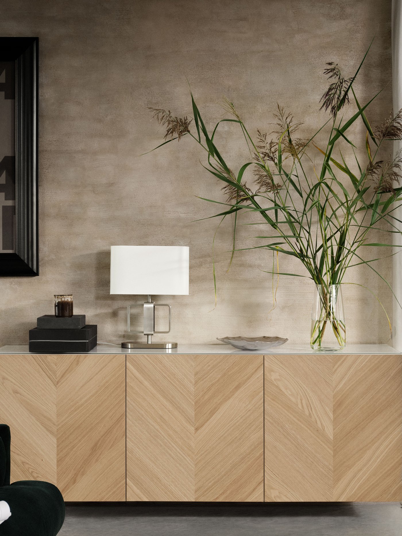 An oak veneer HEDEVIKEN door in the living room