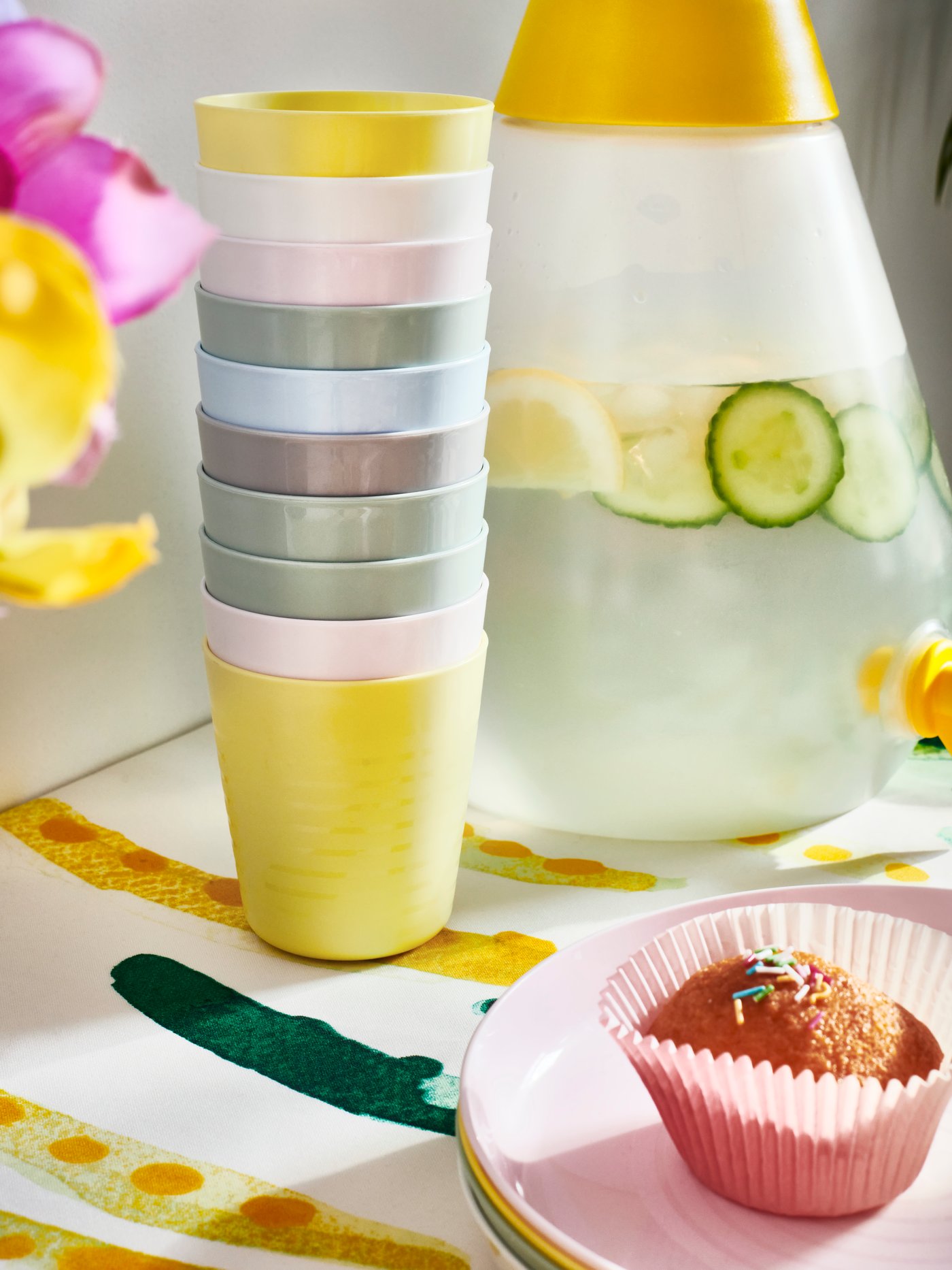 A transparent/bright yellow NÄBBFISK jar with tap