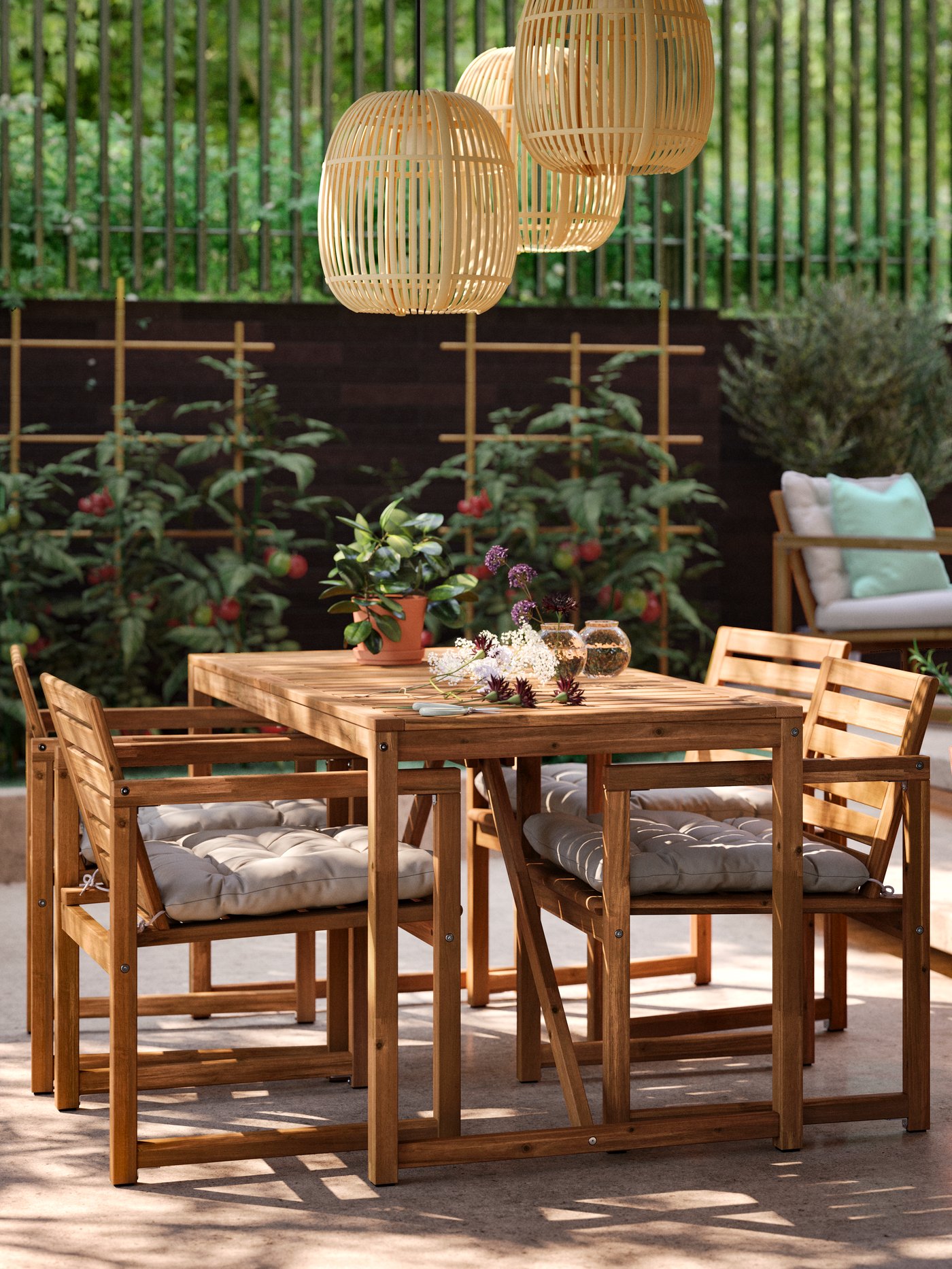 Comedor para exterior de la serie NÄMMARÖ, de una mesa con cuatro sillas colocadas en un patio al aire libre.