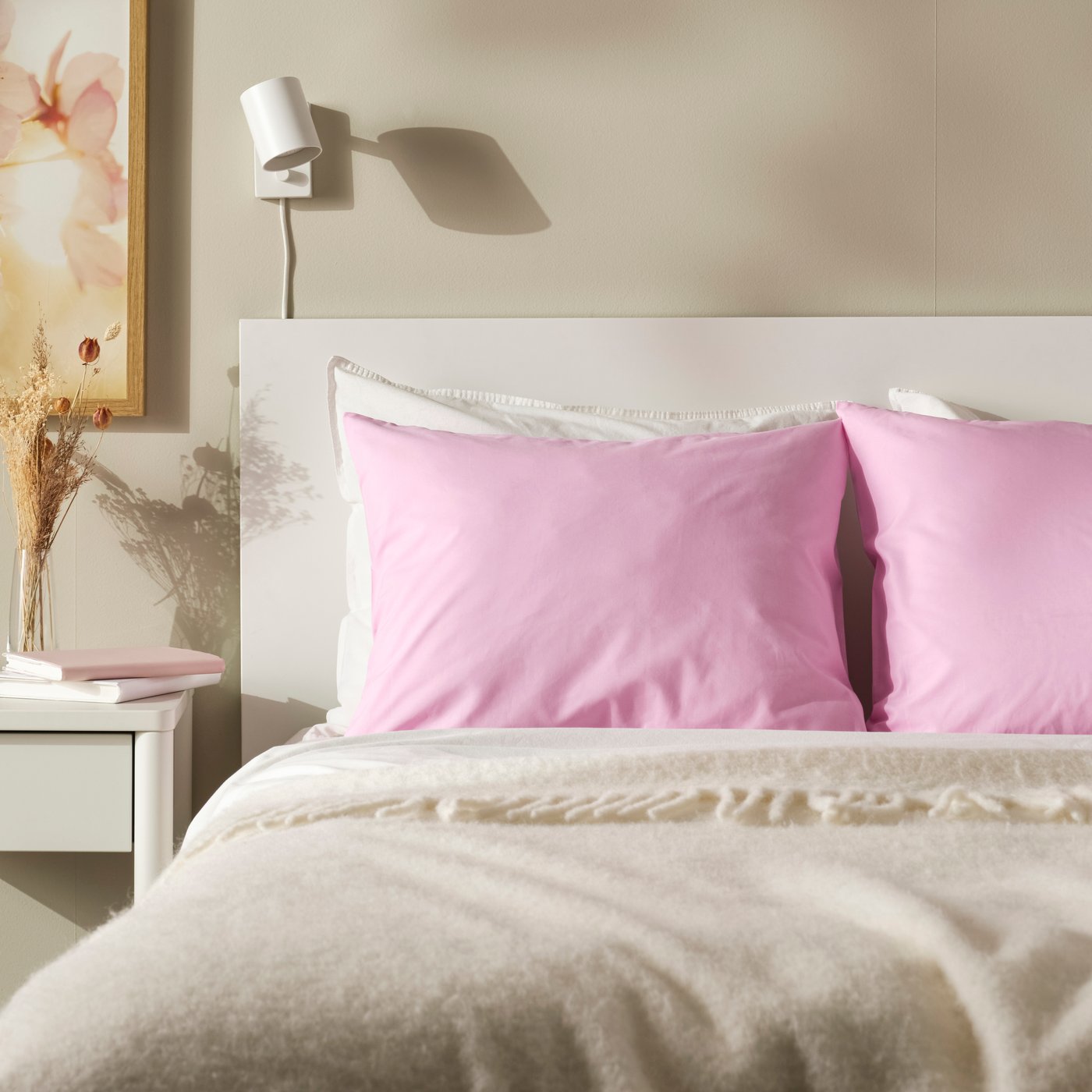 Funda de almohada DVALA color rosa en un dormitorio.