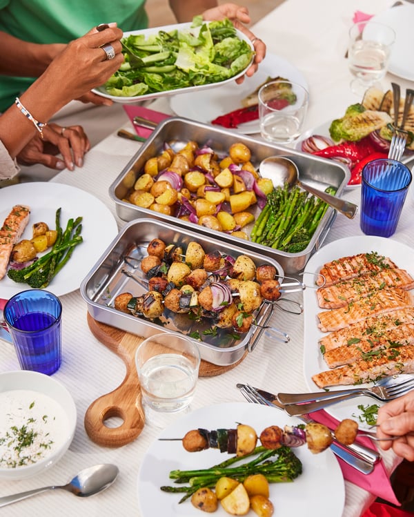 Köttbullsspett med potatis serveras på ett midsommarbord.