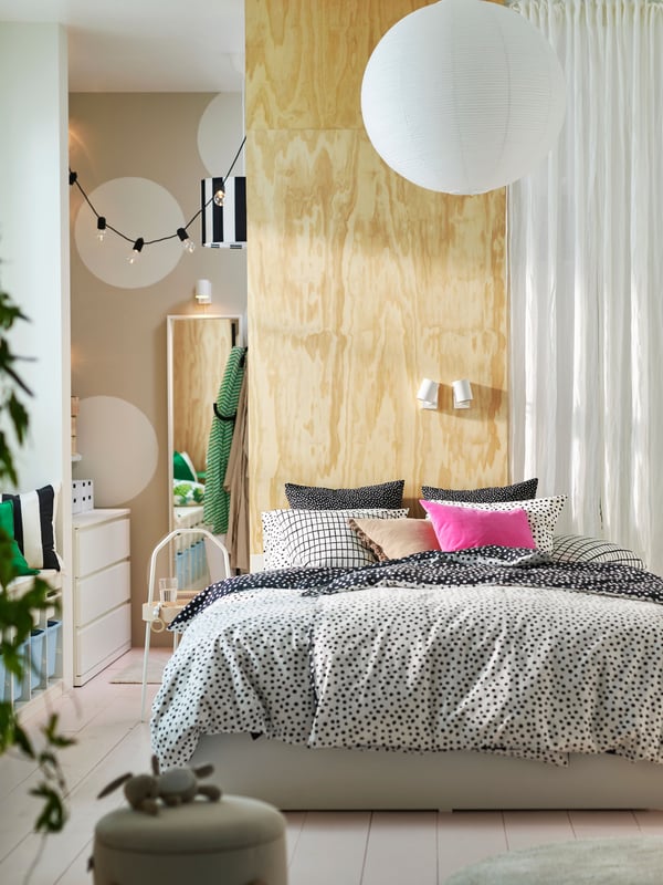 A with storage/Vissle beige FÖRLUNDA pouffe in the bedroom