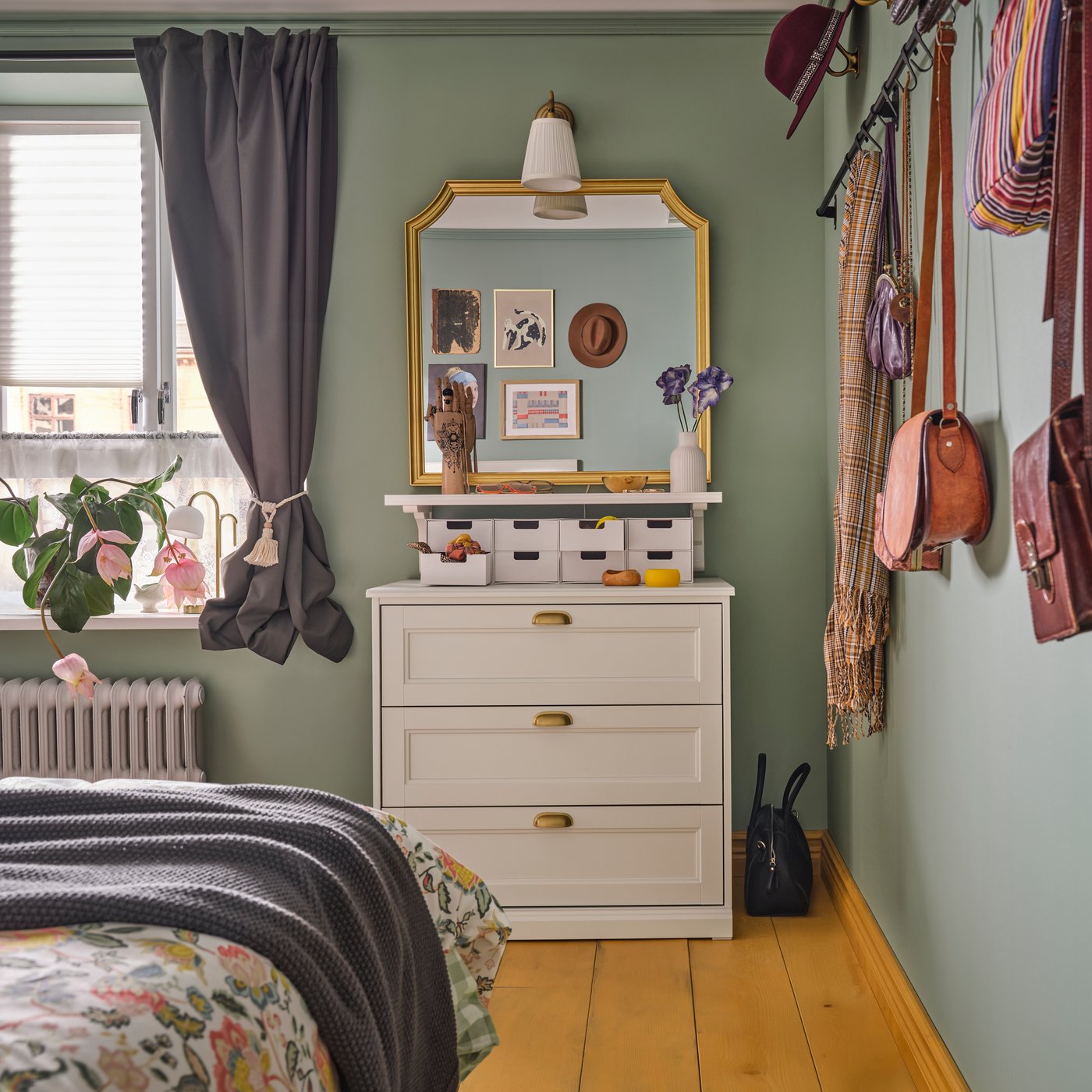 A bedroom with an off-white FÅGELFJÄLLET chest of 3 drawers against the wall, near a window and in front of a bed.