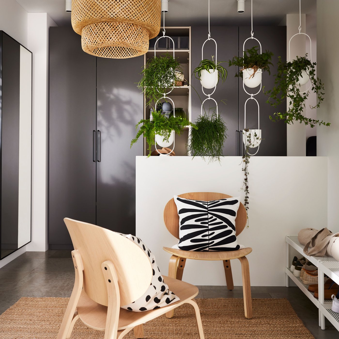 A bamboo/handmade SINNERLIG pendant lamp in the hallway