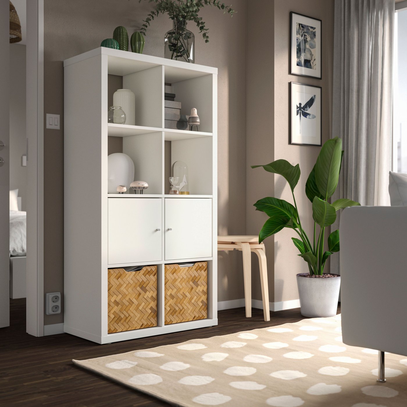 Ein weißes KALLAX Regal mit Türen im Wohnzimmer.