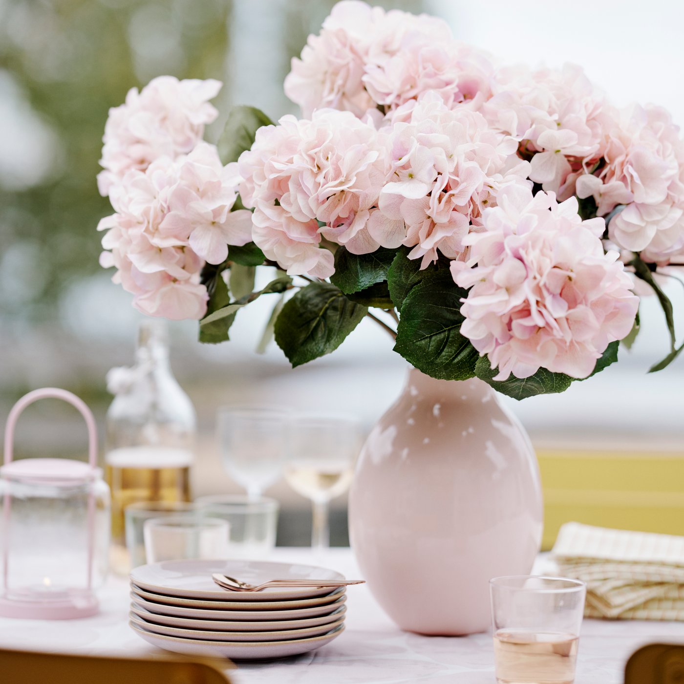 A pale pink BLODBJÖRK vase outside