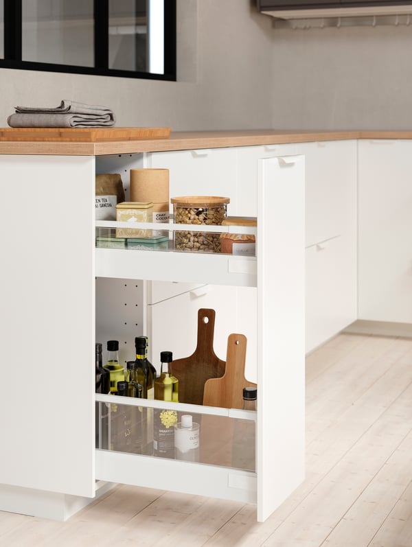 A white/Veddinge white METOD base cabinet/pull-out int fittings in the kitchen