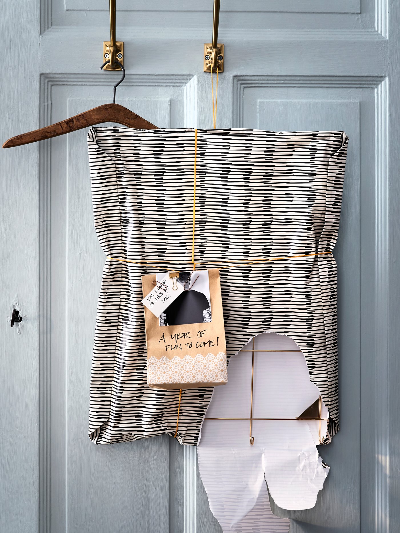 La carta da regalo ÖVERFLÖD è realizzata con materiale riciclabile ed è disponibile in moderni motivi grafici - IKEA