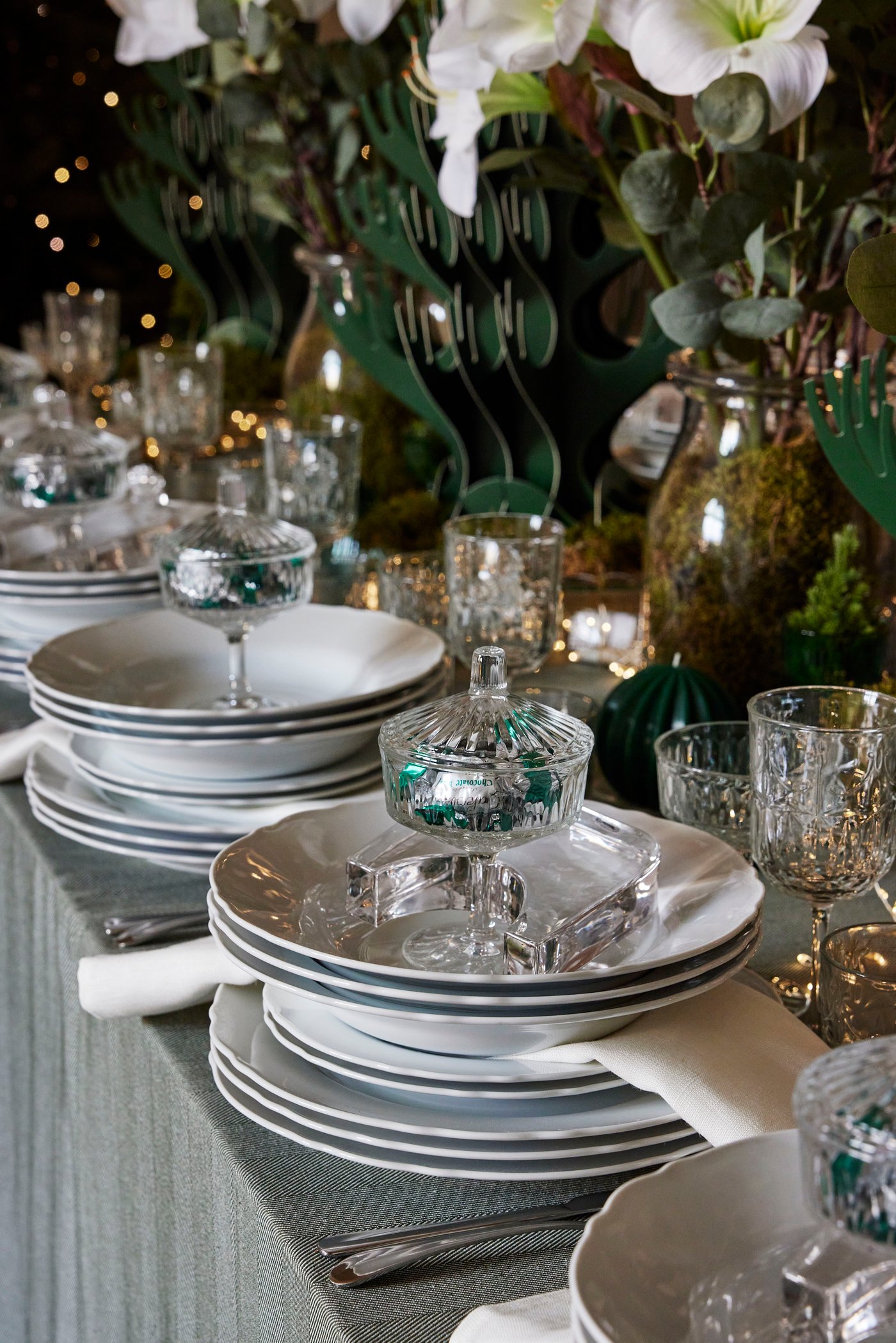 Des assiettes empilées les unes sur les autres avec des décorations en verre.