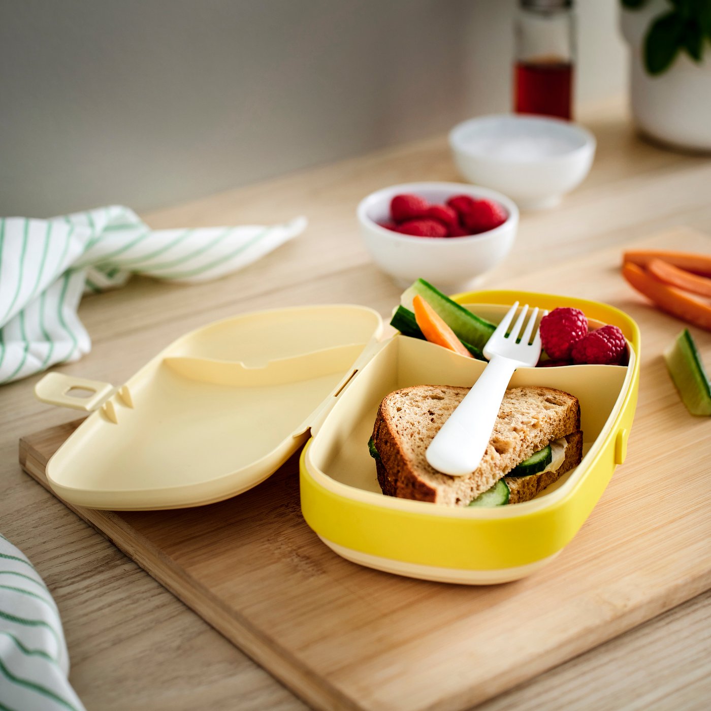An yellow KAPTENSFISK lunch box