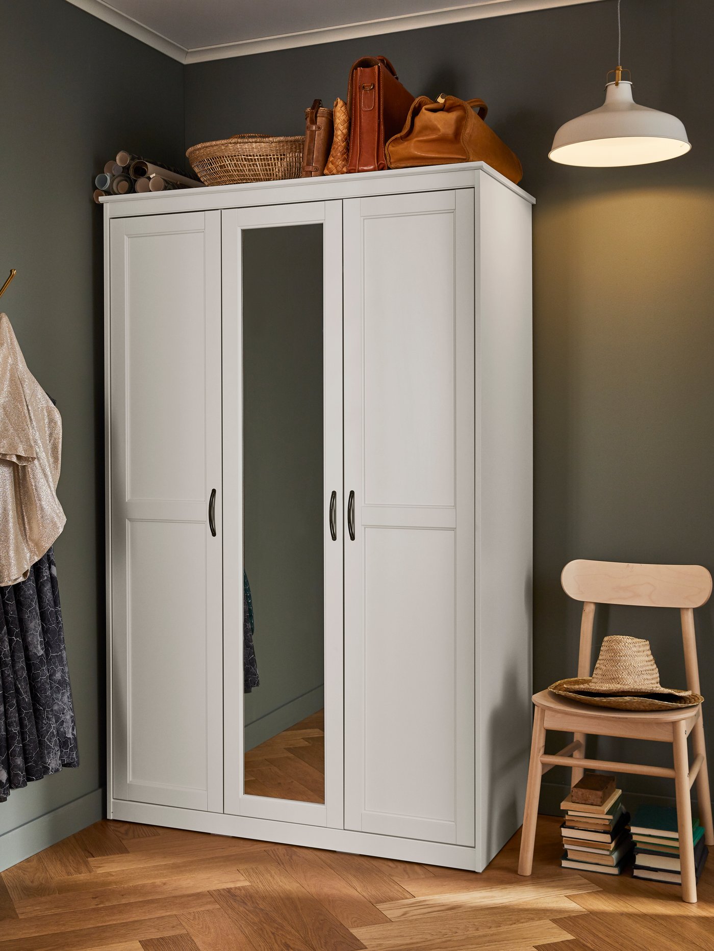 A birch RÖNNINGE chair in the bedroom