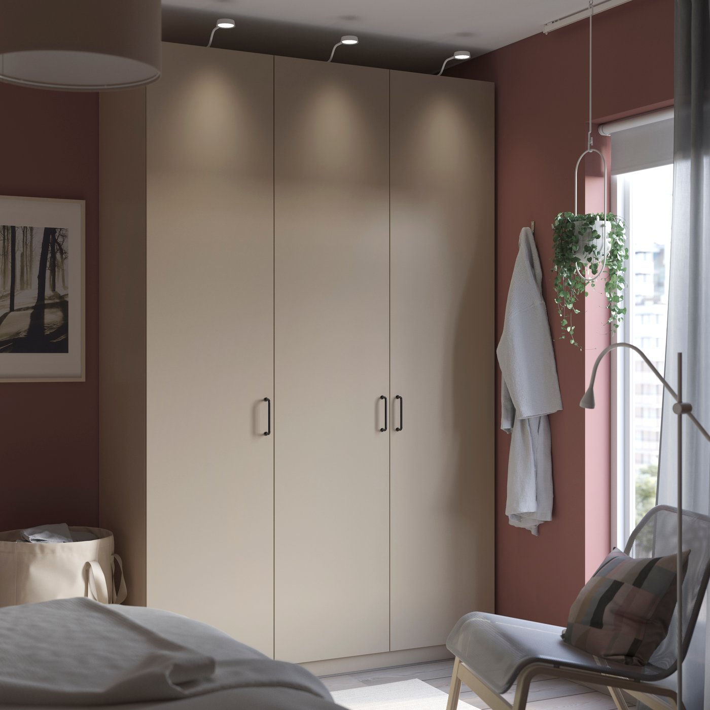 Une armoire-penderie PAX gris-beige/gris-beige dans une chambre