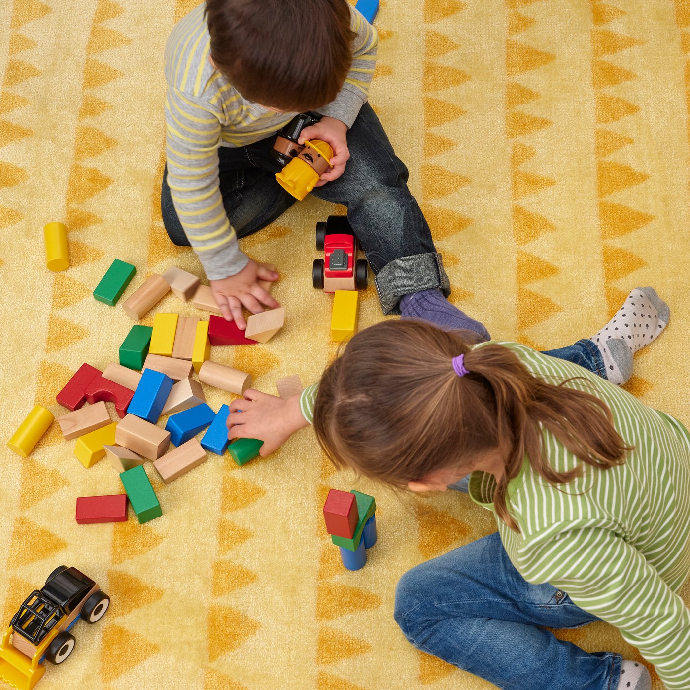 Un ensemble multicolore de 40 blocs de construction en bois UNDERHÅLLA