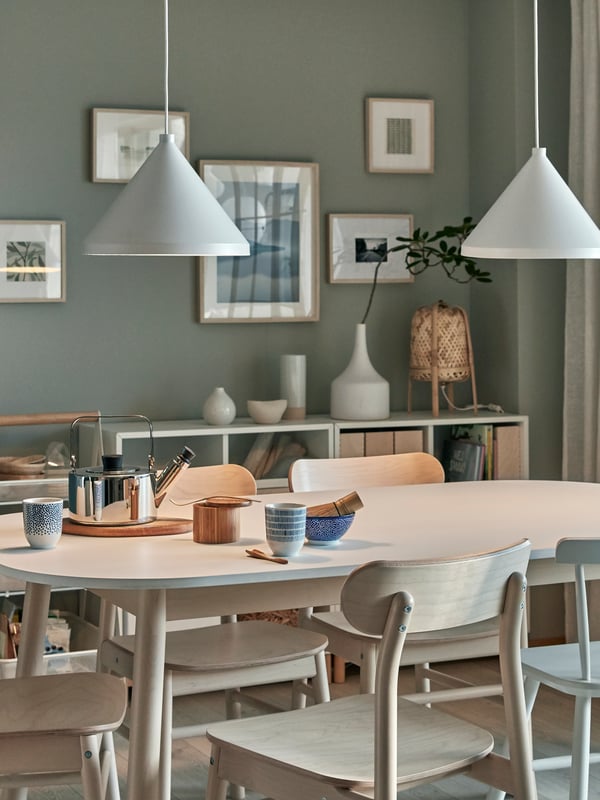 A birch RÖNNINGE chair in the dining room