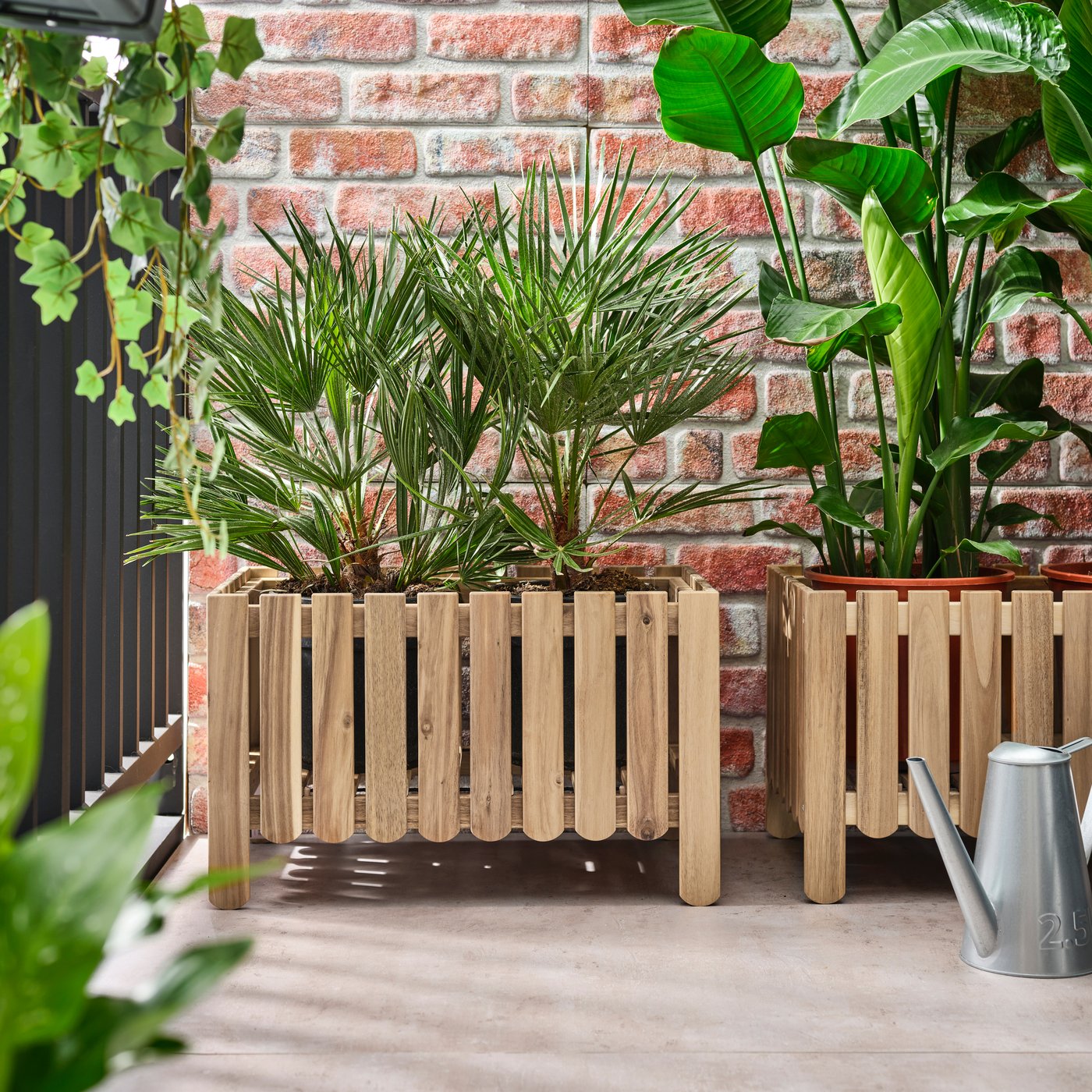 An acacia ASKHOLMEN flower box outside