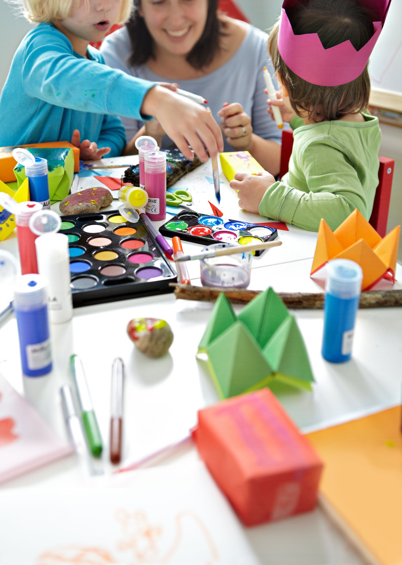Boîte d’aquarelles multicolores MÅLA dans une chambre d’enfant.